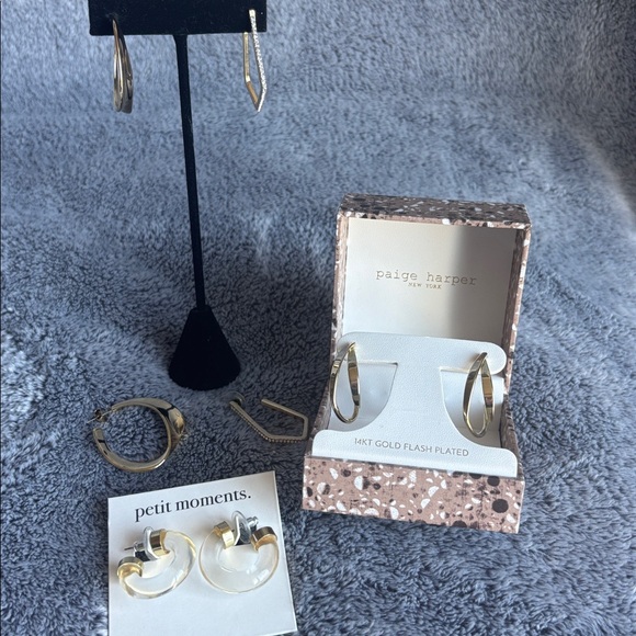 Mixed Set of 4 Earrings in Gold Earrings EUC - Picture 1 of 6